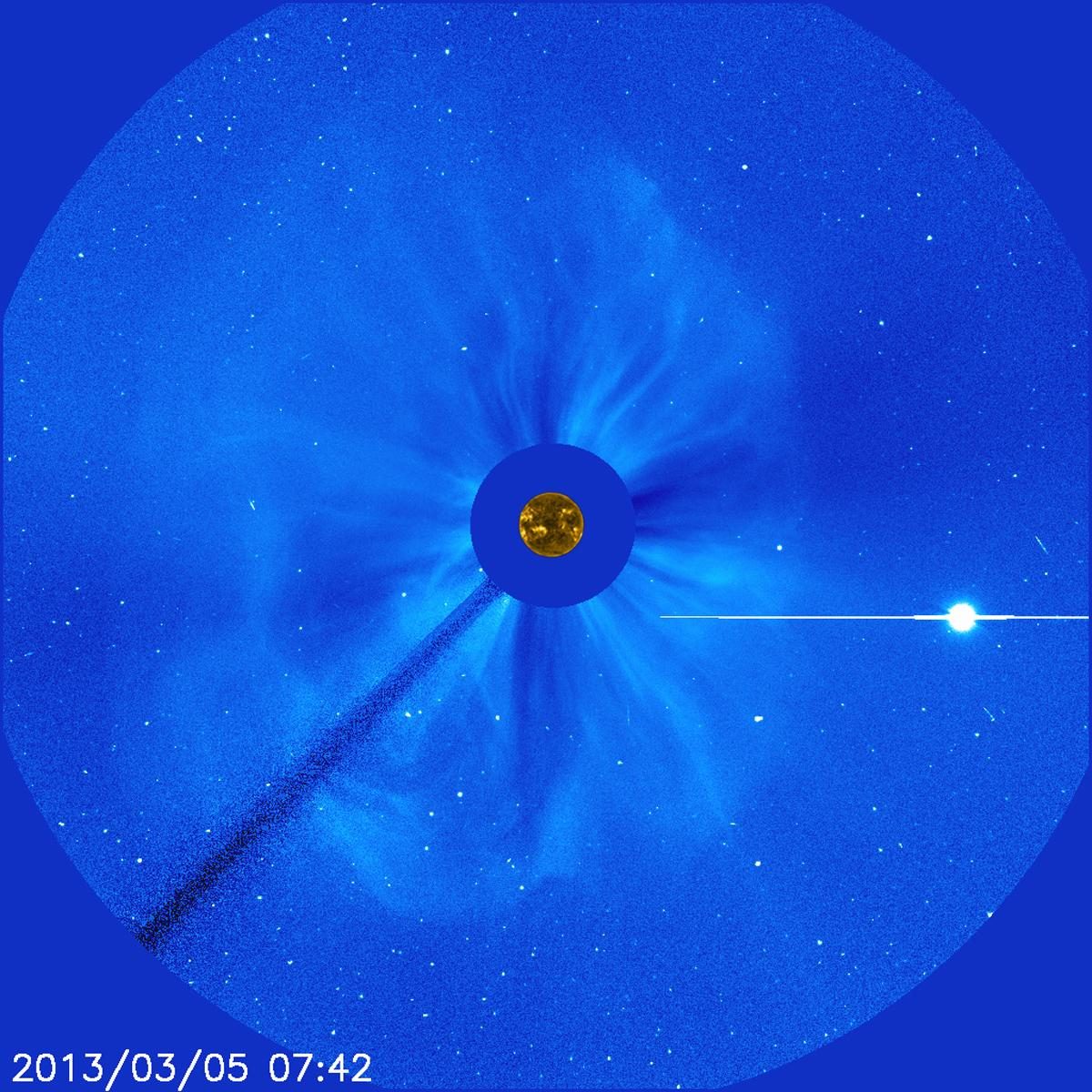 Campo azul de coronógrafo con el disco solar tapado por un ocultador circular, una imagen dorada del disco insertada dentro de él y una nube de plasma que rodea al Sol por todos lados.