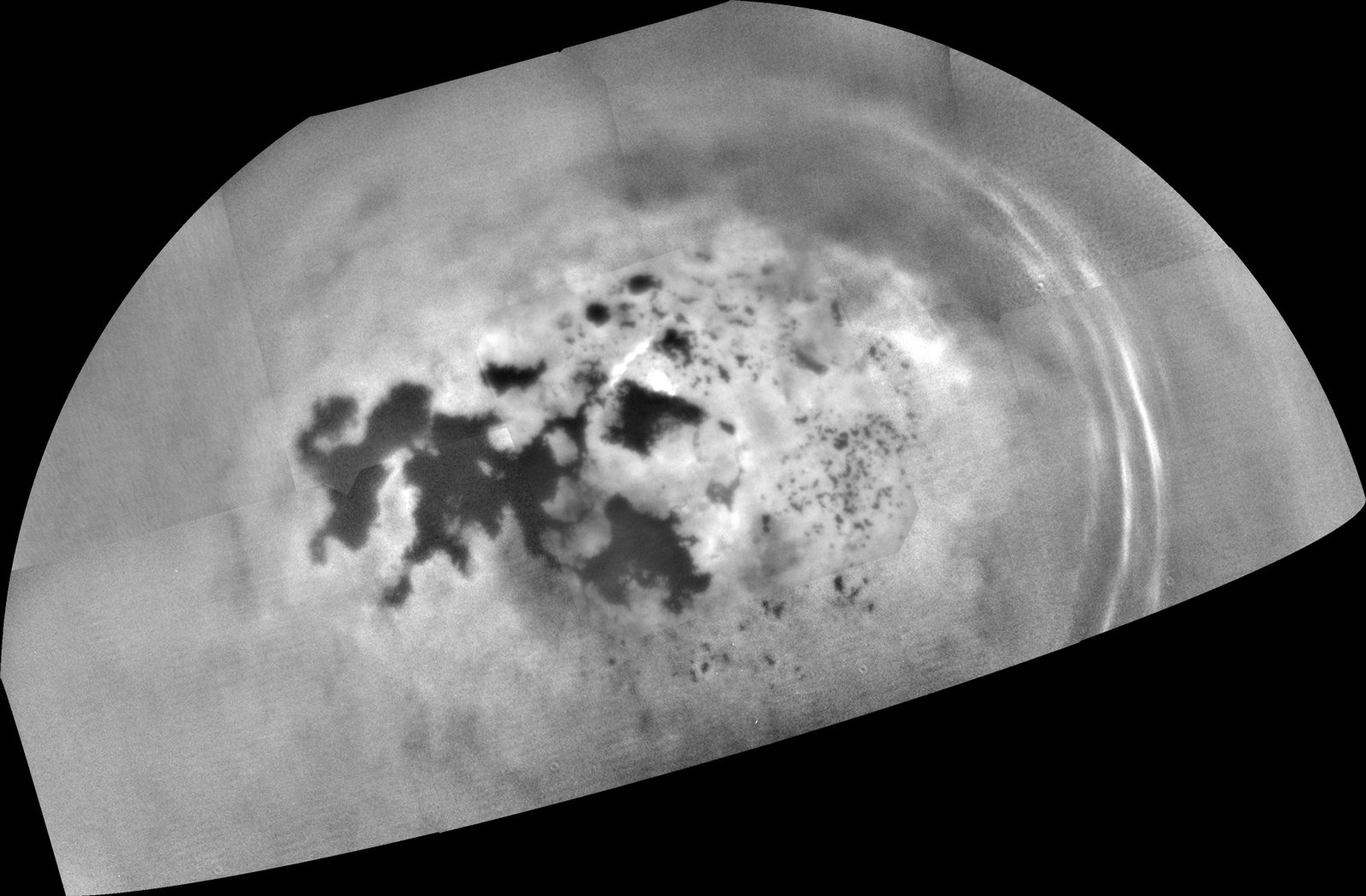 Mosaico de radar de Cassini del polo norte de Titán, con los mares oscuros y las costuras de las pasadas.
