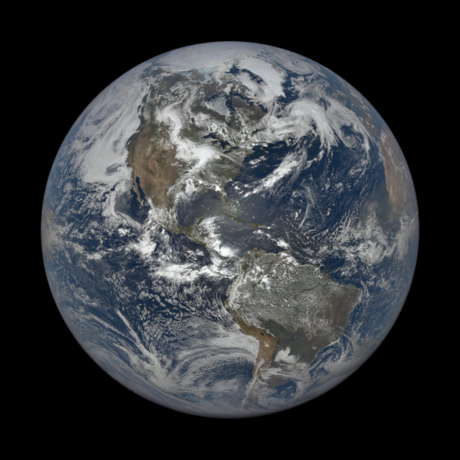 La Tierra completa con América en el centro; el polo norte queda iluminado por completo y la línea que separa el día de la noche llega inclinada.