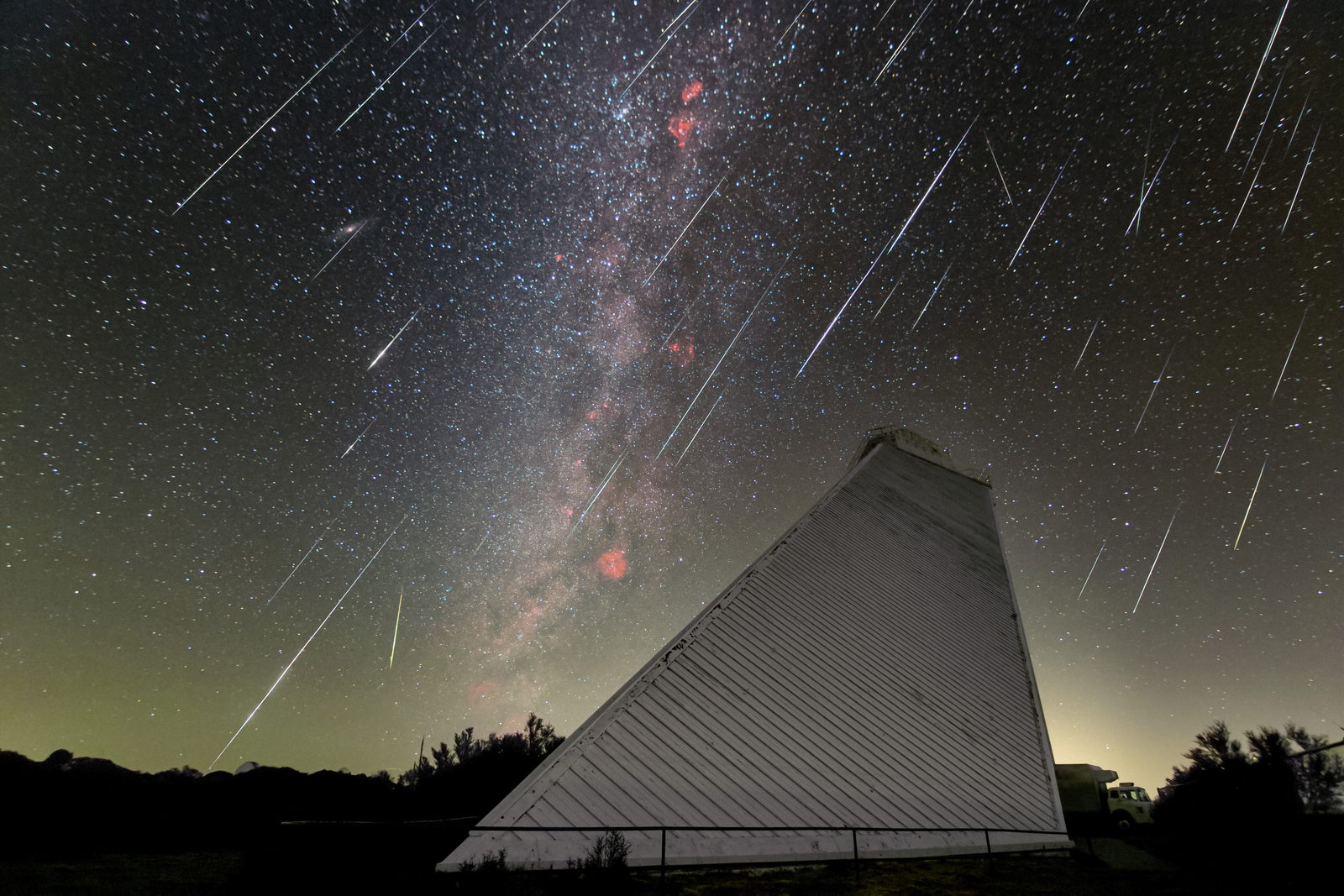 Varias estelas de meteoro caen sobre el telescopio solar McMath-Pierce mientras la Vía Láctea se levanta al fondo.